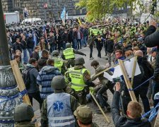 Под Радой депутата избили до полусмерти