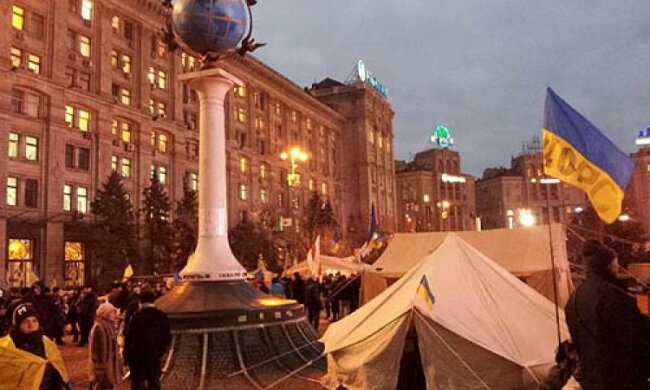 Неизвестные в балаклавах снесли палатки на Майдане - МВД