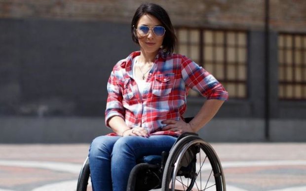 Українська красуня підкорила світ на інвалідному візку
