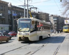 В Харькове трамвай на полной скорости сошел с рельсов прямо на людей: фото