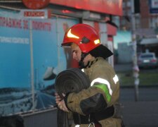 У Києві спалахнув сміттєвоз, кмітливий водій не розгубився: "Пацани, ловіть пожежу"