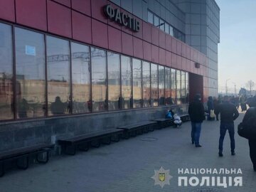 люди заблокували рух залізничного транспорту, фото: Нацполіція