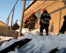 У Львові обвалився дах через сніг: Facebook ДСНС Львівської області