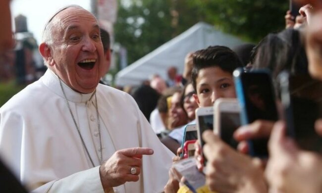 Папа Римський викладає фото в Instagram