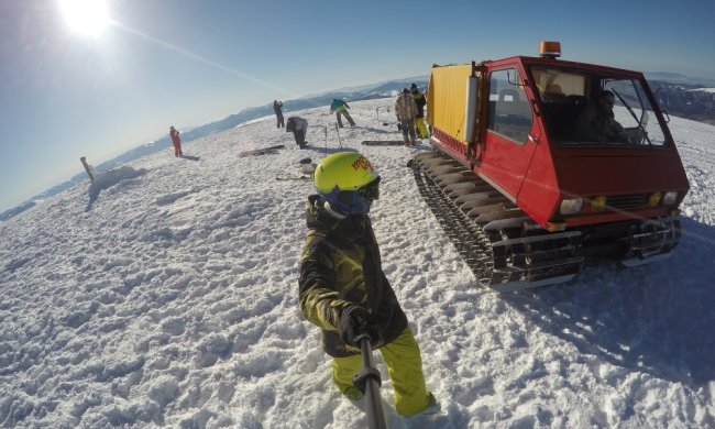 Популярний курорт в Карпатах засипало снігом: тепер  очікують лавини
