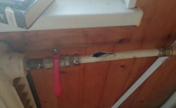 Лопнула труба внаслідок замерзання води: фото скрін Ютуб