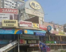 Київську будівлю "обліпили" сотнею вивісок