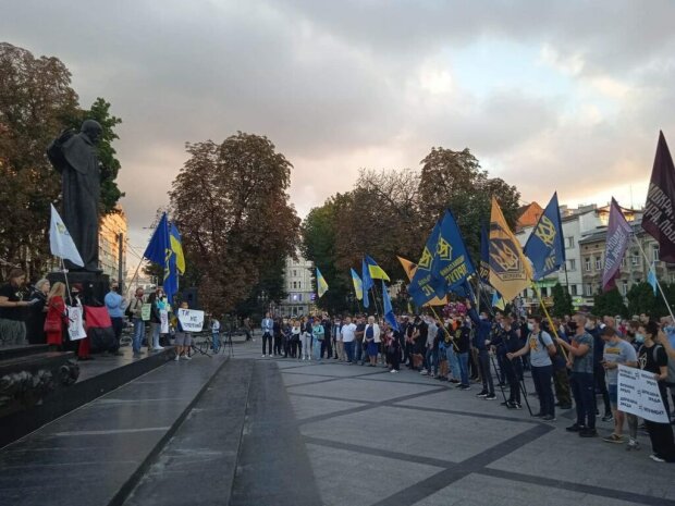 Розлючені львів'яни відправили Зеленського "в Ростов " слідом за Януковичем