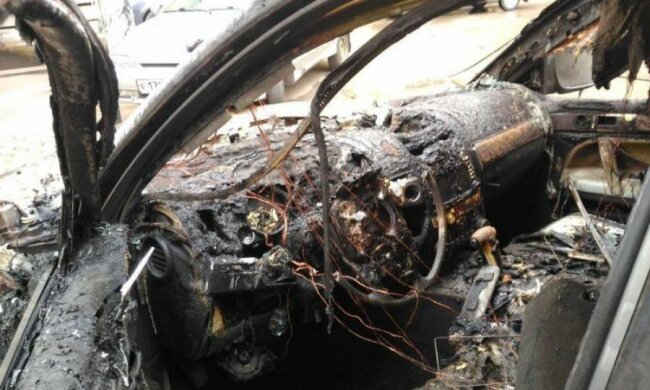 Смартфон Samsung підірвав авто