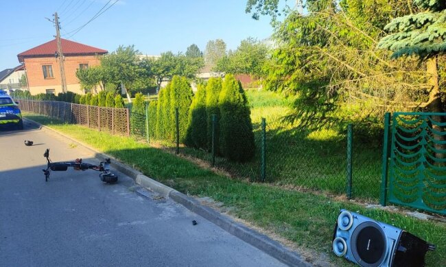 Підліток на електросамокаті з музичною колонкою, ілюстративне фото