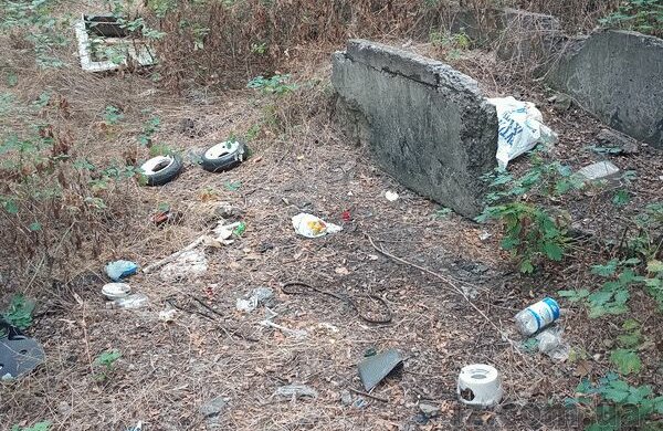 Центр Запоріжжя забомбили пляшками і недогризками кавунів - сморід і бруд посеред міста