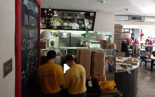 Особлива приправа: київський кур'єр розвозив піцу з "кайфом"