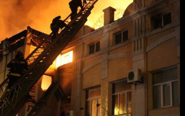 Моторошна пожежа: популярний готель поглинуло полум'я