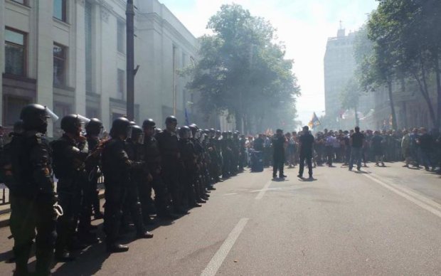 Активистов под Радой "спаковали" в лучших традициях Януковича