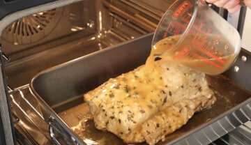 Свиняча вирізка з ананасом та чебрецем: фото скрін Ютуб