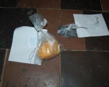 Інспектор охорони СІЗО Полтави за гроші передавав  ув'язненим наркотики 