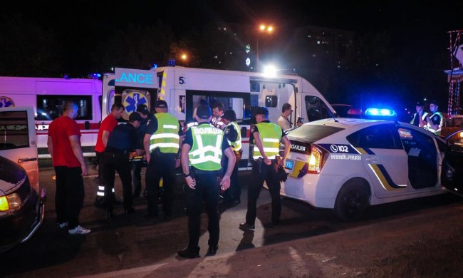 В Киеве толпа до полусмерти избила полицейского: окровавленный коп открыл огонь