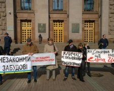 Мер Києва продовжує покривати незаконні забудови