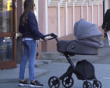 Українка з дитиною. Фото: скрін youtube