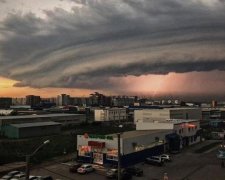 Потужний ураган мало не "поховав" російське місто: шокуючі кадри
