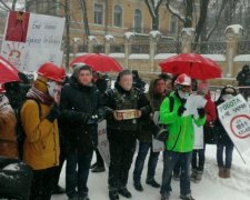 Гройсману показали "сталеві яйця"