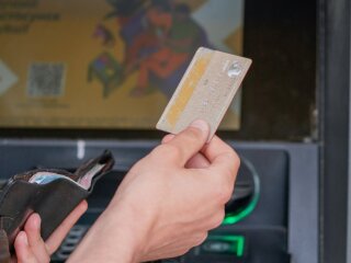 Банковская карта в руках: минимальная зарплата в Украине