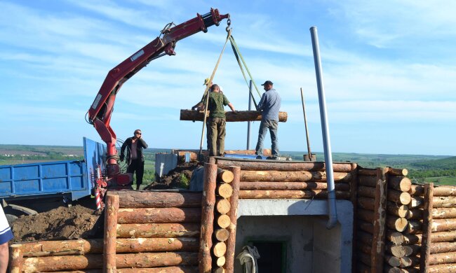 Військові будують фортифікаційну споруду