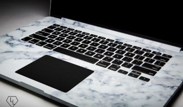 Кричащая роскошь: ноутбук из мрамора с золотым логотипом Apple