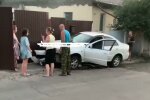 У Дніпрі п'яна подружка Зайцевої влаштувала дикий форсаж - влипла в паркан і накивала шинами