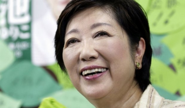 Первая  женщина-мэр Токио "порвала" конкурентов