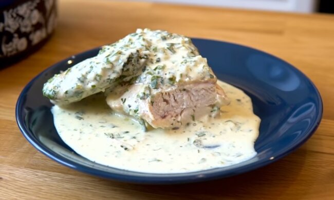 Простой рецепт грузинского чкмерули: жареная курица под соусом с травами