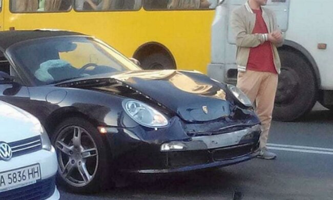 ДТП по-богатому: в Киеве столкнулись Porshe и Toyota Avalon (фото)