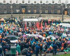 Відставка Гройсмана, "євробляхи" і димові шашки: акції протесту під Кабміном показали з висоти