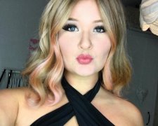 Девушка нанесла на лицо 100 слоев макияжа