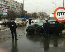 Легковик протаранив маршрутку на Троєщині: водій у реанімації