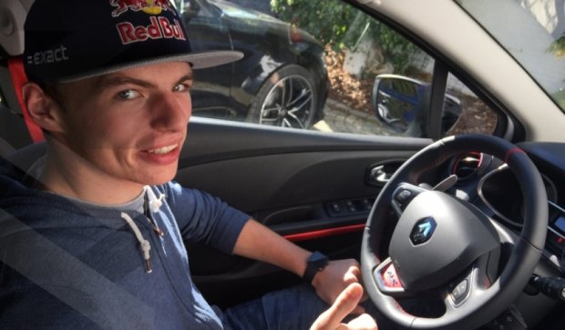 Самый молодой гонщик Формулы-1 получил водительское удостоверение