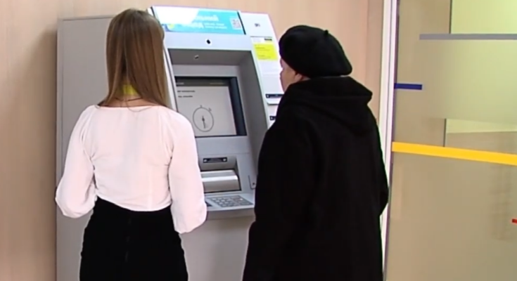 Банкомат "Ощадбанку". Фото: скрін youtube