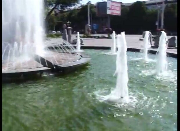 В Запорожье жара загнала школьников под ледяные струи, - устроили "аквапарк" в центре города