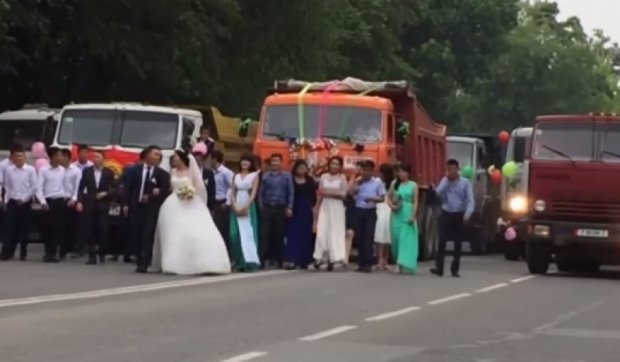 Свадьбу на КамАЗах отпраздновали в Киргизстане