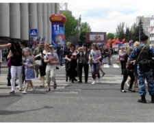 Титушки не дают протестующим покинуть митинг в Донецке