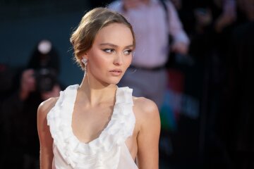 Обворожительная дочь Джонни Деппа соблазнила мужчин коротенькими шортами: Рождество будет жарким