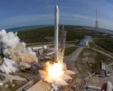 Первая ступень Falcon 9 успешно вернулась на землю