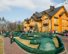 Вивозили фурами: охоронець Януковича розповів про той самий день