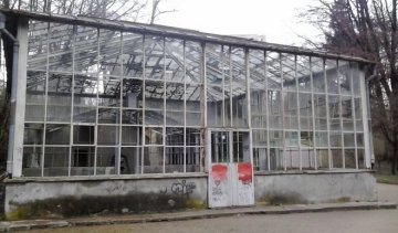 В головному парку Львова почали ремонтувати оранжерею