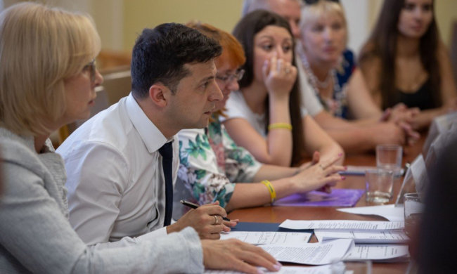 Головне за ніч: імпічмент Зеленського, "обезголовлена" Укрзалізниця та провал ЗНО
