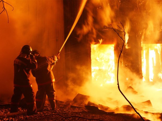 Жуткое пламя в центре Киева атаковало посольство