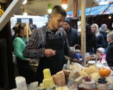 З'їли за дві хвилини: у Львові приготували 100-кілограмовий сирник, смачні фото