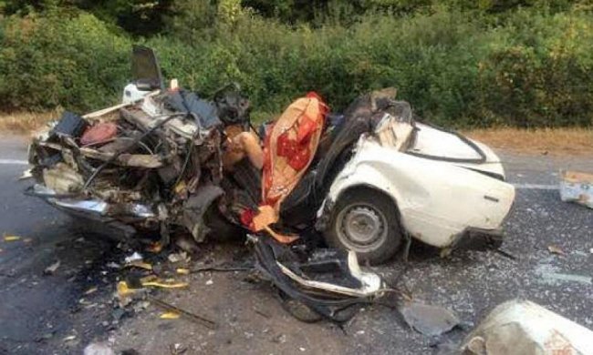 На Закарпатье легковушка врезалась в грузовик (фото)