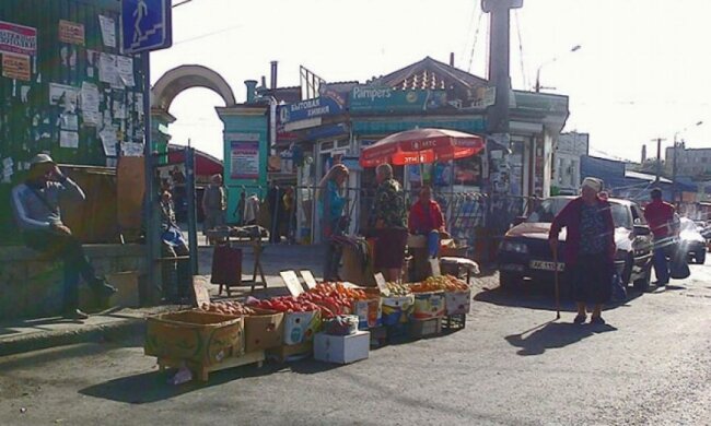 Оккупанты выгоняют торговцев из рынка Симферополя (фото)