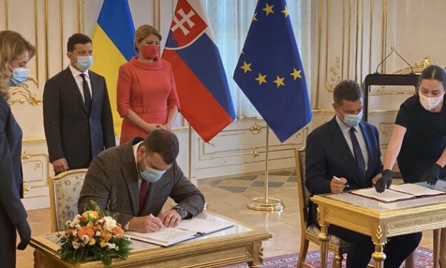 Україна і Словаччина підписали угоду, що розблокує аеропорт "Ужгород", фото твиттер